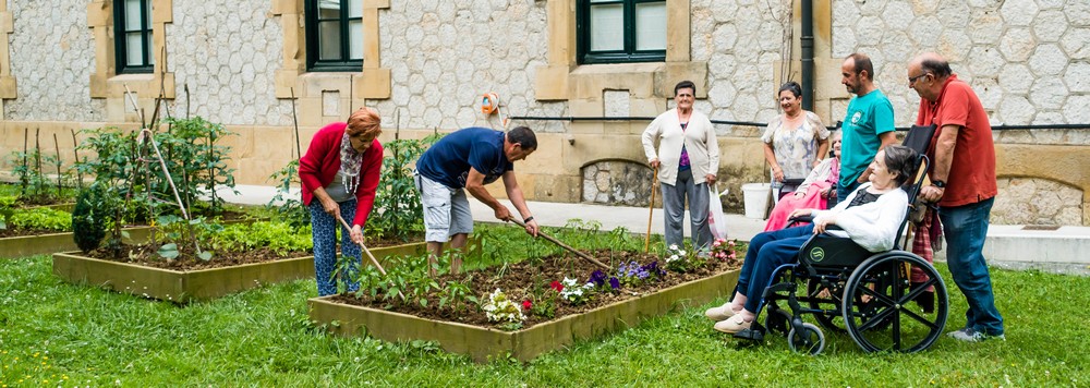 egoiliar talde batek baratzeetan lan egiten du