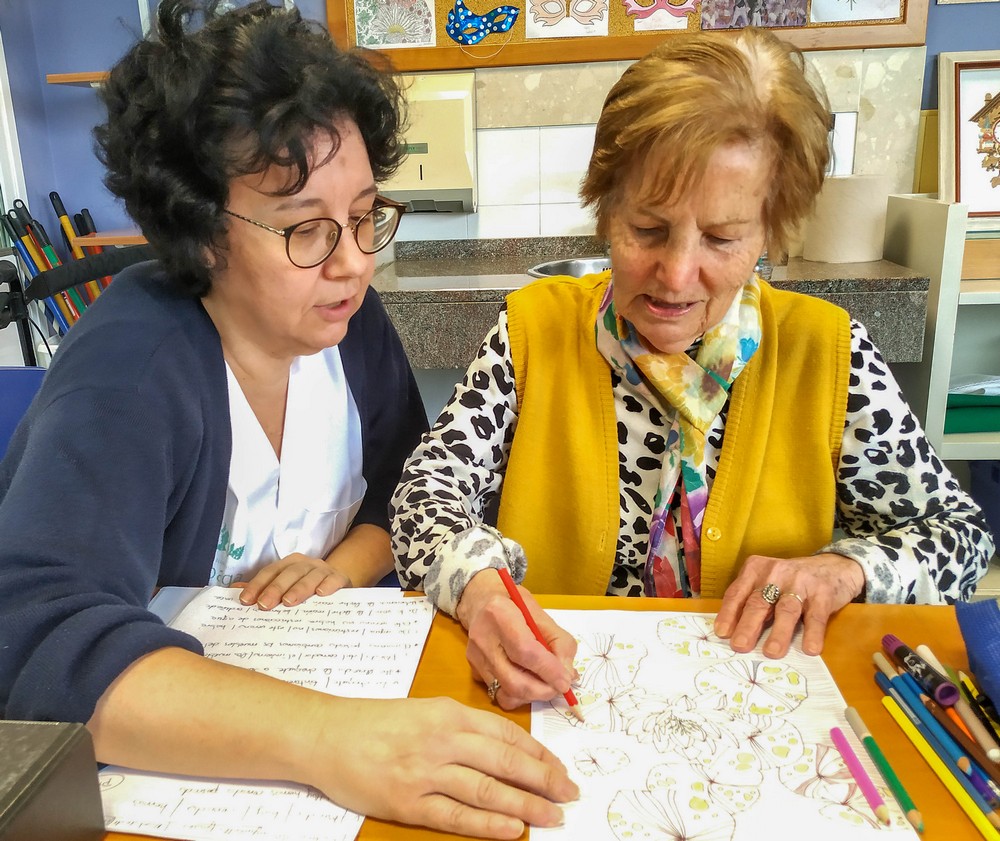 egoiliar bat marrazten ari da laguntzaile baten laguntzaz