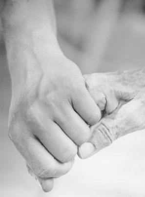  gazte baten eskuak beste adineko batena hartzen du