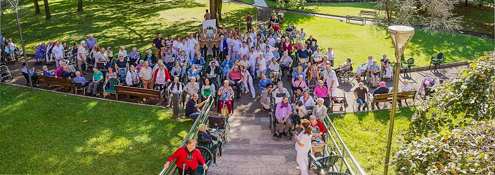  Zorroaga Fundazioko egoiliarrak eta langileak lorategian daude